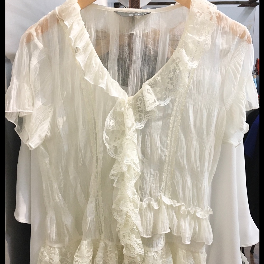 •🌺 South Off White Lace Blouse 2 For $5.00 With a 🌺